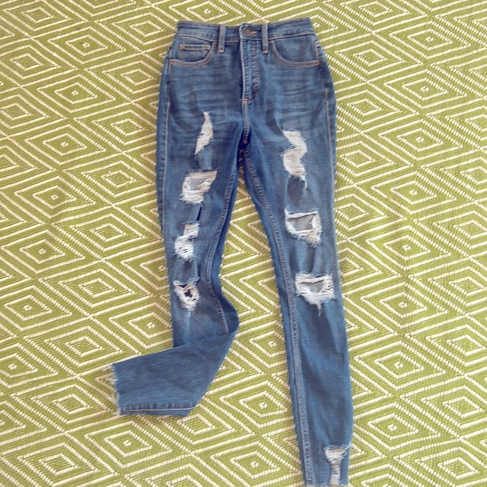 New jeans, never worn. Size 23/28